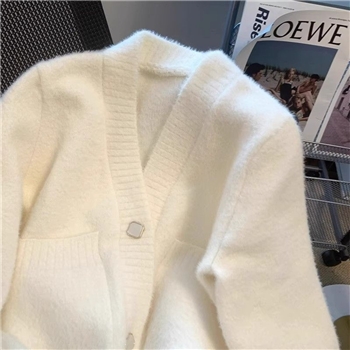 针织衫；冬季；白色衣服，毛绒